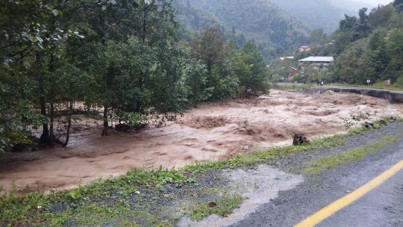 Şiddetli yağış Artvin'i vurdu: Dere taştı, köy yolları kapandı