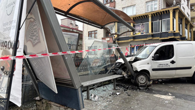 Trabzon’da freni boşalan araç otobüs durağına çarptı