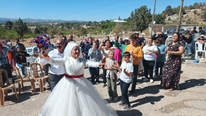 40 yıl sonra gelinlik hayali gerçek oldu: Düğününe 4 çocuğu, 9 torunu katıldı