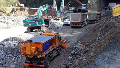 Sel ve heyelanlar nedeniyle 3 gündür kapalı olan yol ulaşıma açıldı