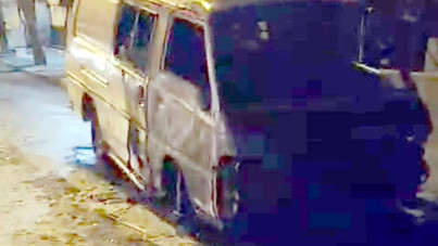 Çaldıkları minibüs yar olmadı: Bir anda alev aldı