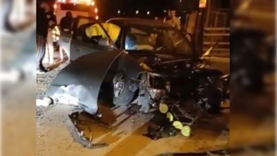 Direksiyon hakimiyetini kaybetti önce eve sonra direğe çarptı: 1'i ağır 3 yaralı