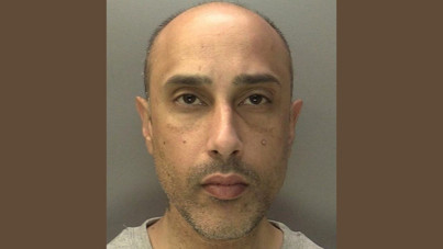 Elinden kumandasını alan annesini öldürdü