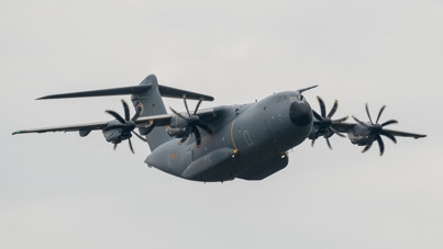 Savunma bakanını taşıyan askeri uçakta GPS arızası