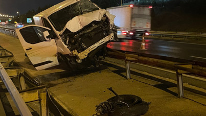 TEM Otoyolu’nda korkutan kaza: Araç bariyerlerde asılı kaldı