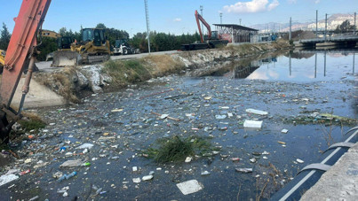 İzmir’de dere kirliliği mahalleliyi rahatsız etti