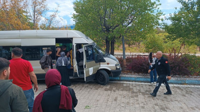 Kırıkkale Üniversitesi’nde dolmuş ağaca çarptı: 13 öğrenci yaralandı