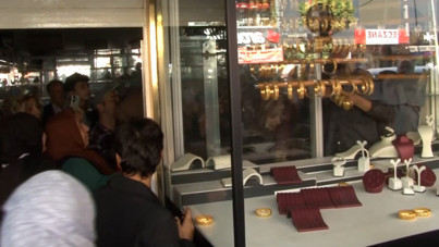 Kuyumcu vitrininde izdiham: Bilezikleri cebe attılar ama gerçek başka çıktı