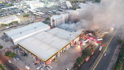 Şanlıurfa’da iş yeri yangını: Çatının bir bölümü çöktü