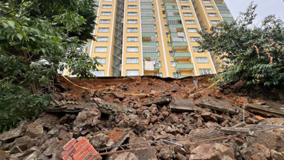 Büyük bir gürültüyle çöktü! Bütün site sokağa döküldü