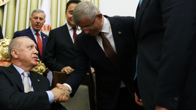 Davutoğlu'ndan Erdoğanlı fotoğraf açıklaması: 'Gülmek sadakadır'