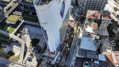 Mecidiyeköy’de rezidans inşaatında vinç devrildi