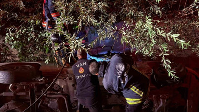 Van'da otomobil su kanalına düştü