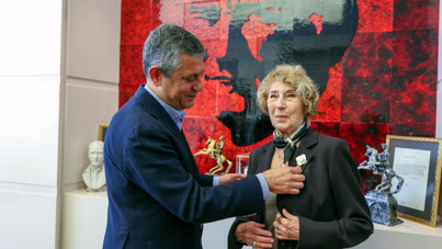 Ayşe Kulin CHP'ye katıldı