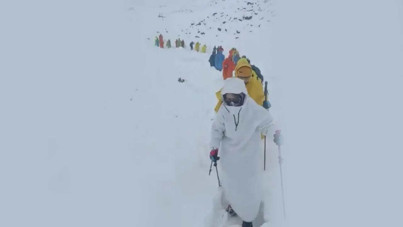 Everest'teki kâbusa mutlu son: 1000'den fazla dağcı kurtarıldı