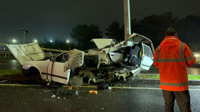 Feci kaza: Aydınlatma direğine çarpan otomobil ikiye ayrıldı