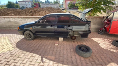 Gece yarısı ortaya çıktı, lastikleri tek tek patlattı
