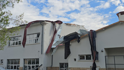 Öğrenciler dersteydi: Okulların çatısı uçtu