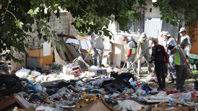 Kötü koku ihbarıyla ortaya çıktı: 8 evden tonlarca çöp çıkarıldı