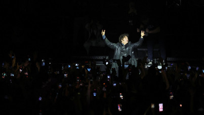 Ekonomi çökerken 'Deli Başkan'dan rock şov: 'Ben de insanım'