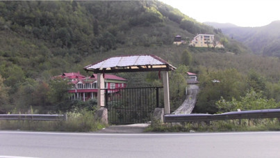 Asma köprüye demir kapı ve kilit: Gurbetçinin önlemi dikkat çekti