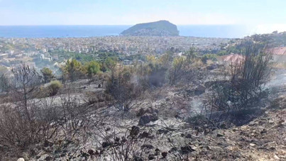 Alanya'da yangın villalara sıçramadan söndürüldü