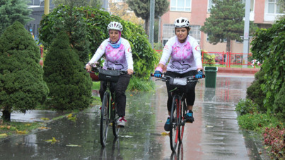 İki kadın pedal çeviriyor: Hedef şifa, rota insanlık