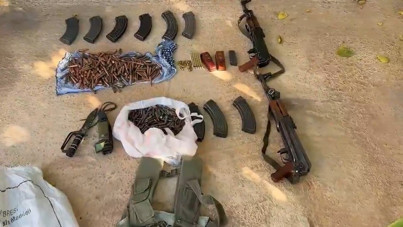 Tarlada taş ve tezek yığını arasına gizlenen silah ve uyuşturucu ele geçirildi: 12 gözaltı