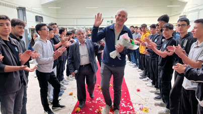 Emekli oldu, kırmızı halıyla uğurlandı