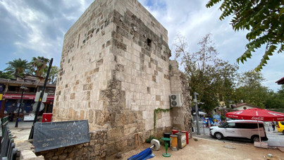 Antalya’da 2 bin yıllık burcun duvarı klima takmak için delindi