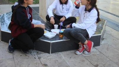 Ortaokulda skandal uygulama: Öğrenciler yemeklerini sokakta yiyor