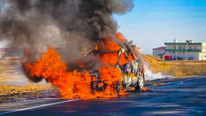Seyir halindeki otomobil alev alev yandı
