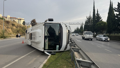 İzmir'de kaza: Midibüs devrildi, yaralılar var