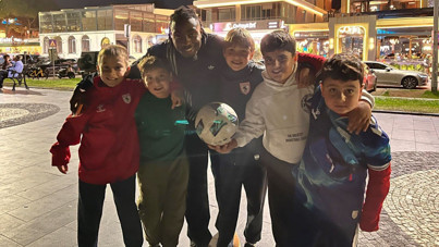 Samsunspor'un yıldızı, çocuklarla kaldırımda top oynadı