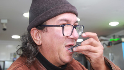 Fiyatı düşen hamsiyi çiğ çiğ yedi