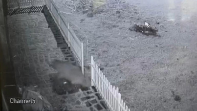 Kapıyı hırsız zorluyor sandı, meğer ayıymış