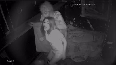 Eğlence çığırından çıktı: Kadına elektroşok uyguladı