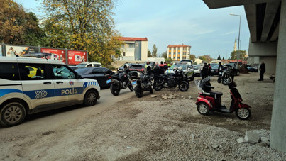 Üç tekerlekli elektrikli bisiklet, otomobilin altında kaldı