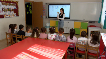 Çocukluk sıralarına öğretmen olarak döndü