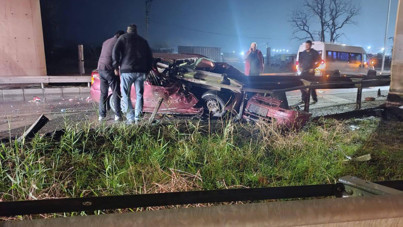 Otomobil bariyere çarptı: 2 ölü, 1 yaralı