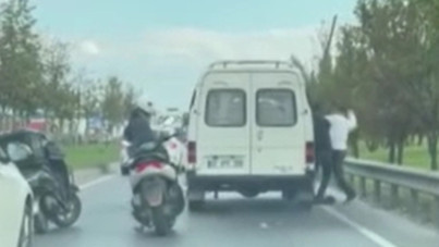 ‘Yol verme’ kavgası: Minibüsçüye yumruklu kasklı saldırı