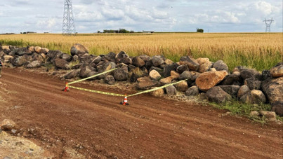 Tarlasında top mermisi buldu