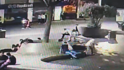 Bankta uyuyan adamı hedef aldılar: Biri çaldı, diğeri kandırdı