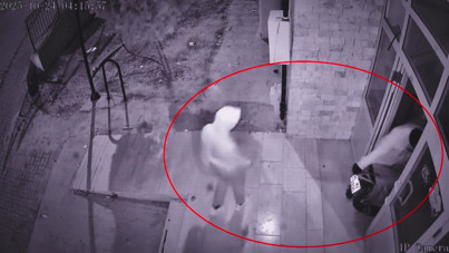 Ellerini kollarına sallayarak çaldılar, kayıplara karıştılar