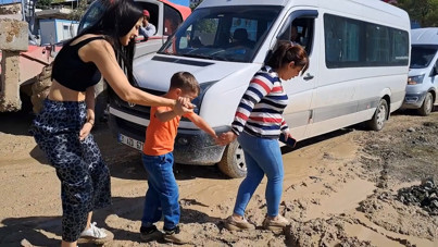 Hatay'da öğrenciler ve velilerden 'çamurlu yol' tepkisi: 'Artık yeter'