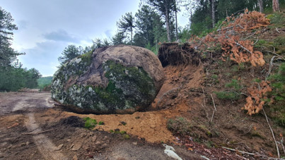 Yamaçtan kopan kaya yolu kapattı