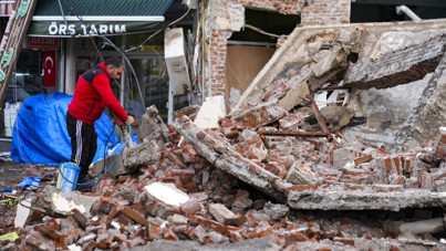 Yıkılan binalardan karot alınıyor