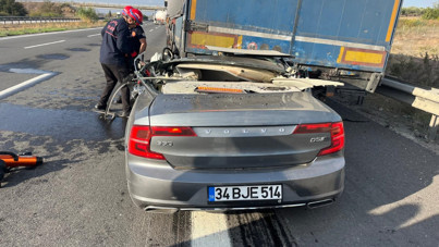 TIR'a çarpan otomobilin sürücüsü öldü