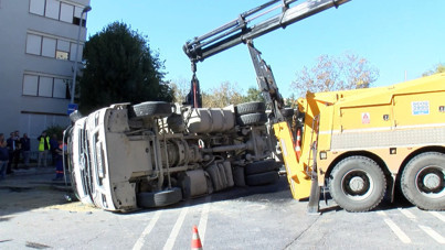 Beşiktaş’ta inşaat alanında kamyon devrildi