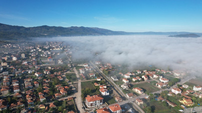 Sındırgı’da deprem bölgesi sisle kaplandı